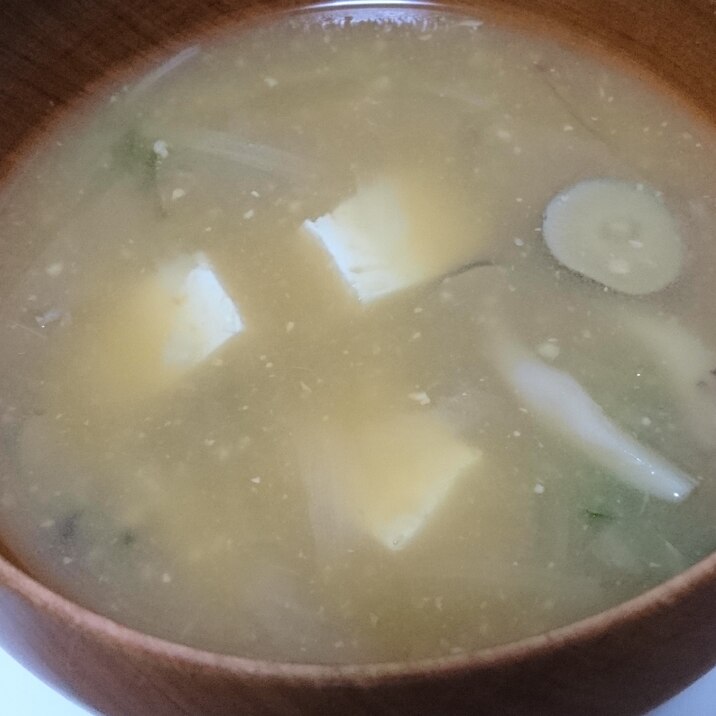 じめじ・豆腐・小松菜・玉ねぎの味噌汁